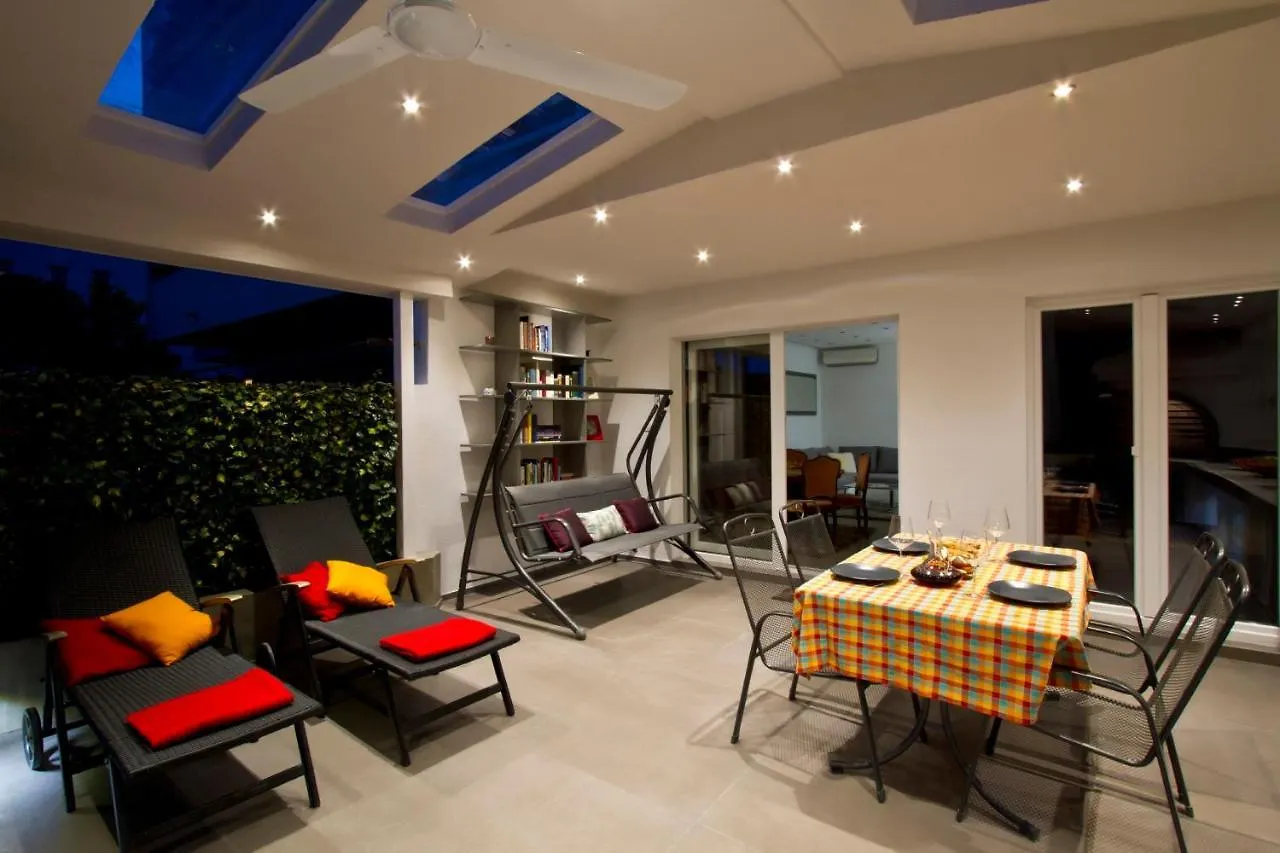 Luxury Apt With Roofed Patio Near Beach & Center Split 0*,  Croatia