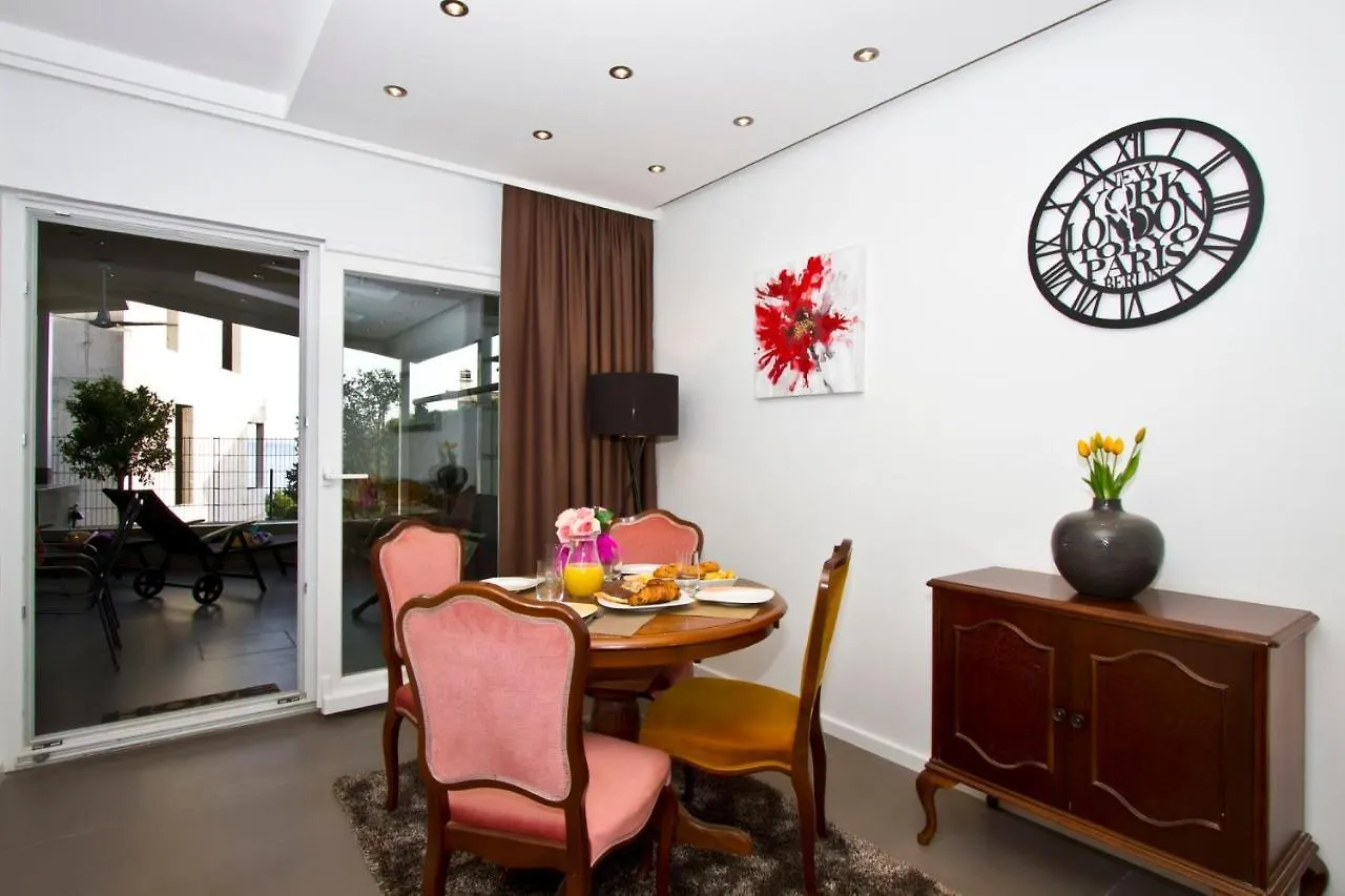 Luxury Apt With Roofed Patio Near Beach & Center Split