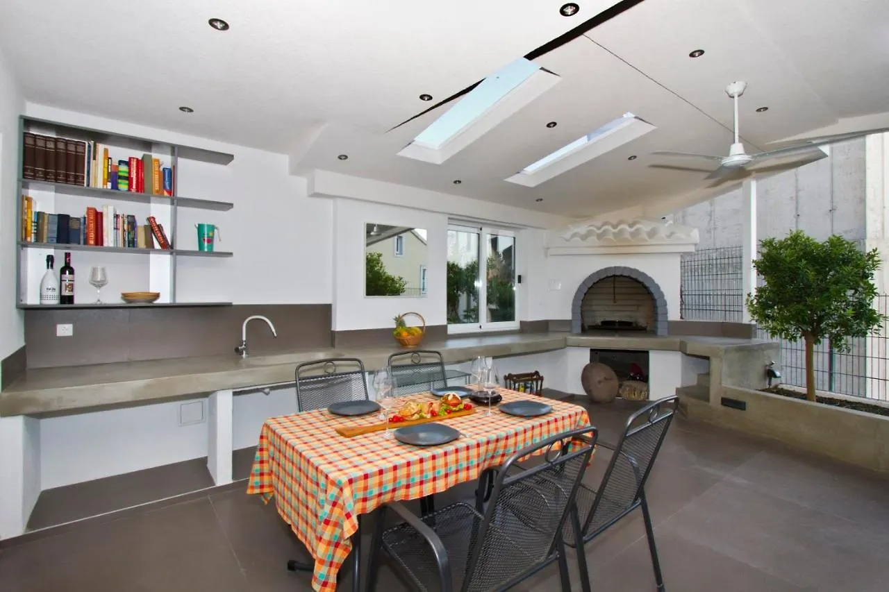Luxury Apt With Roofed Patio Near Beach & Center Split