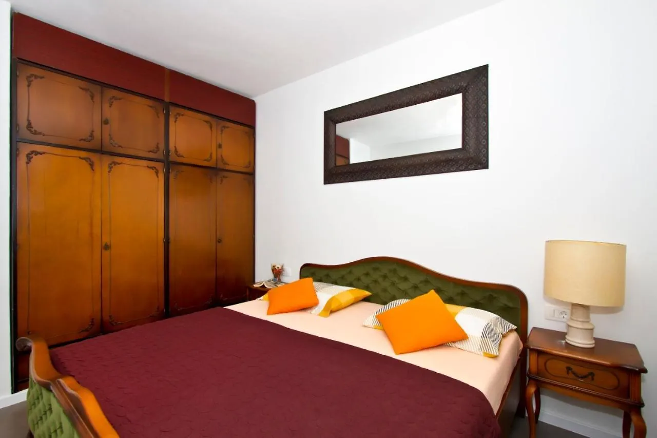 Luxury Apt With Roofed Patio Near Beach & Center Split