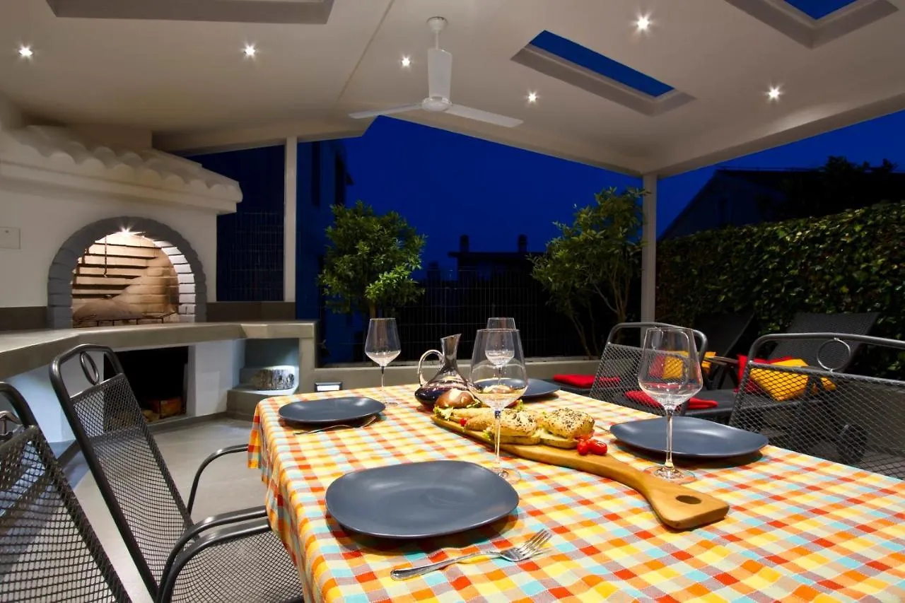 Apartment Luxury Apt With Roofed Patio Near Beach & Center Split