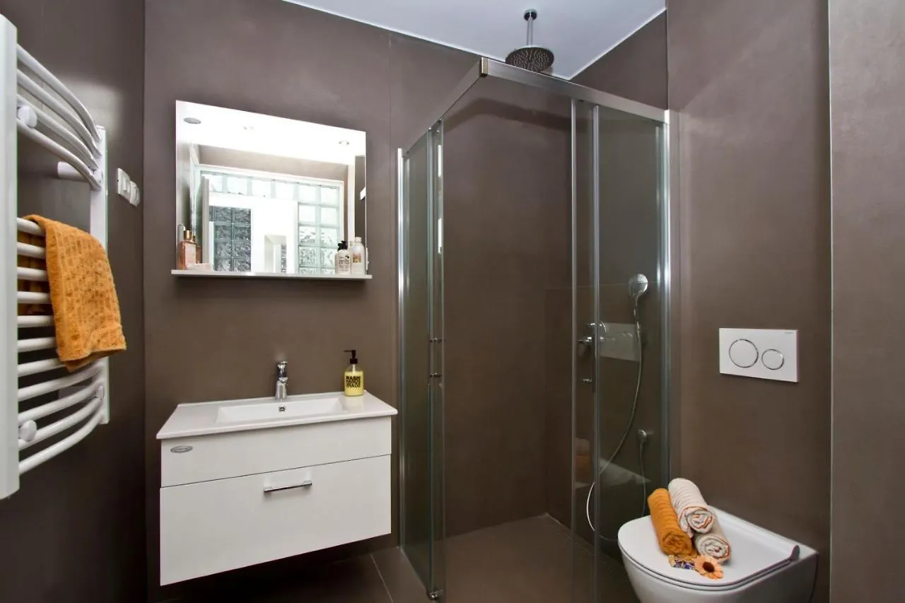 Luxury Apt With Roofed Patio Near Beach & Center Split