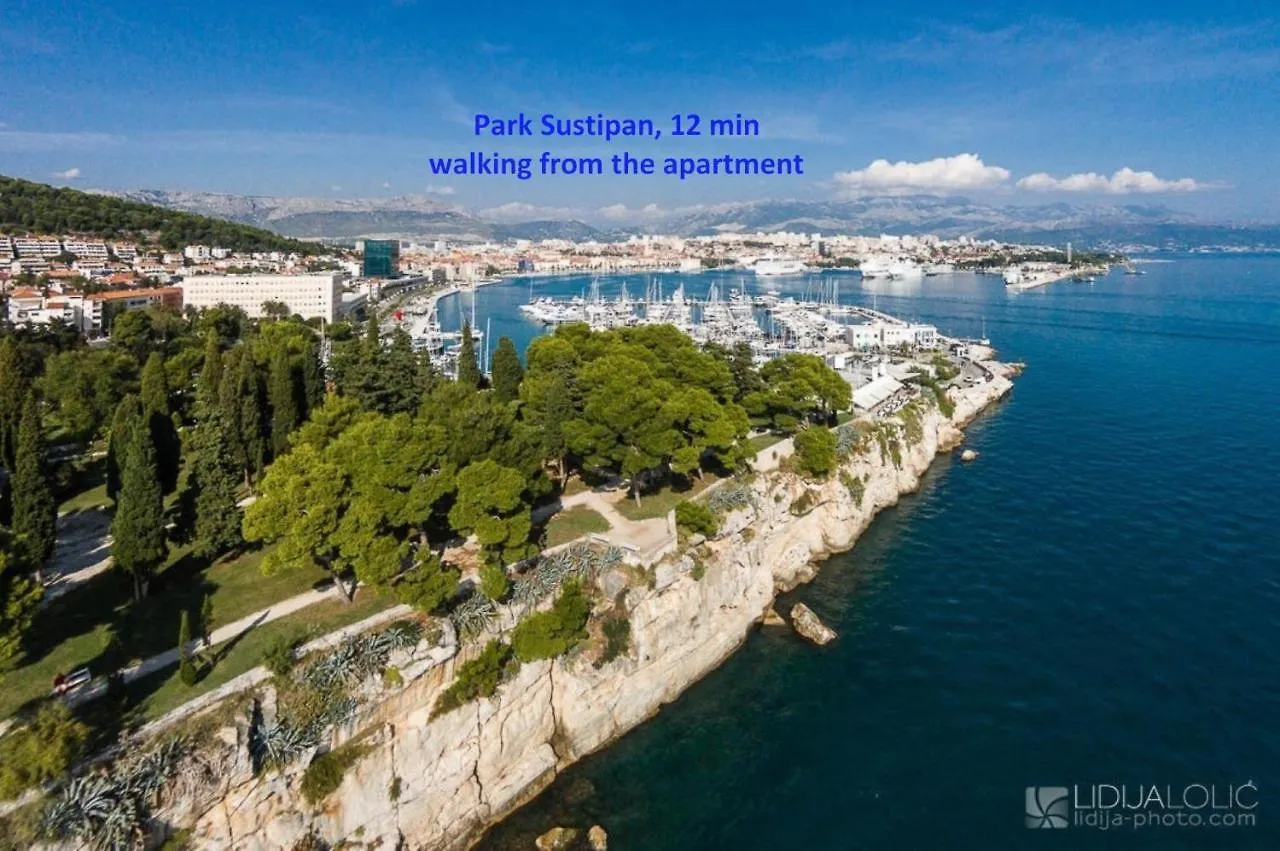 Luxury Apt With Roofed Patio Near Beach & Center Split