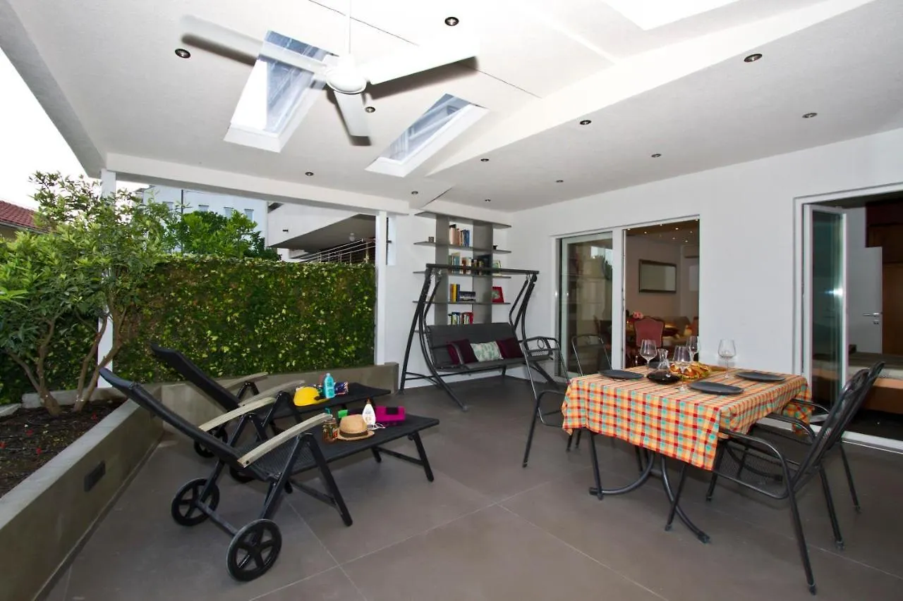 Luxury Apt With Roofed Patio Near Beach & Center Split
